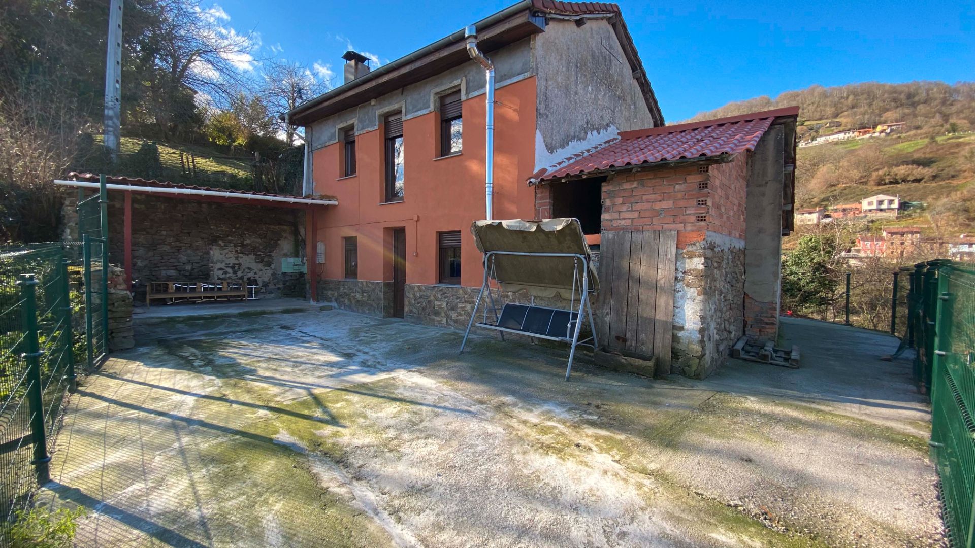 Vista exterior de Casa o xalet en venda en San Martín del Rey Aurelio amb Calefacció, Jardí privat i Parquet