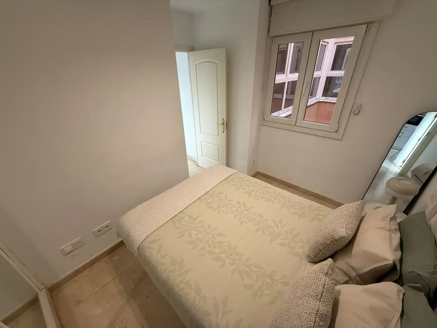 Dormitori de Apartament de lloguer en Madrid amb Calefacció, Moblat i Forn
