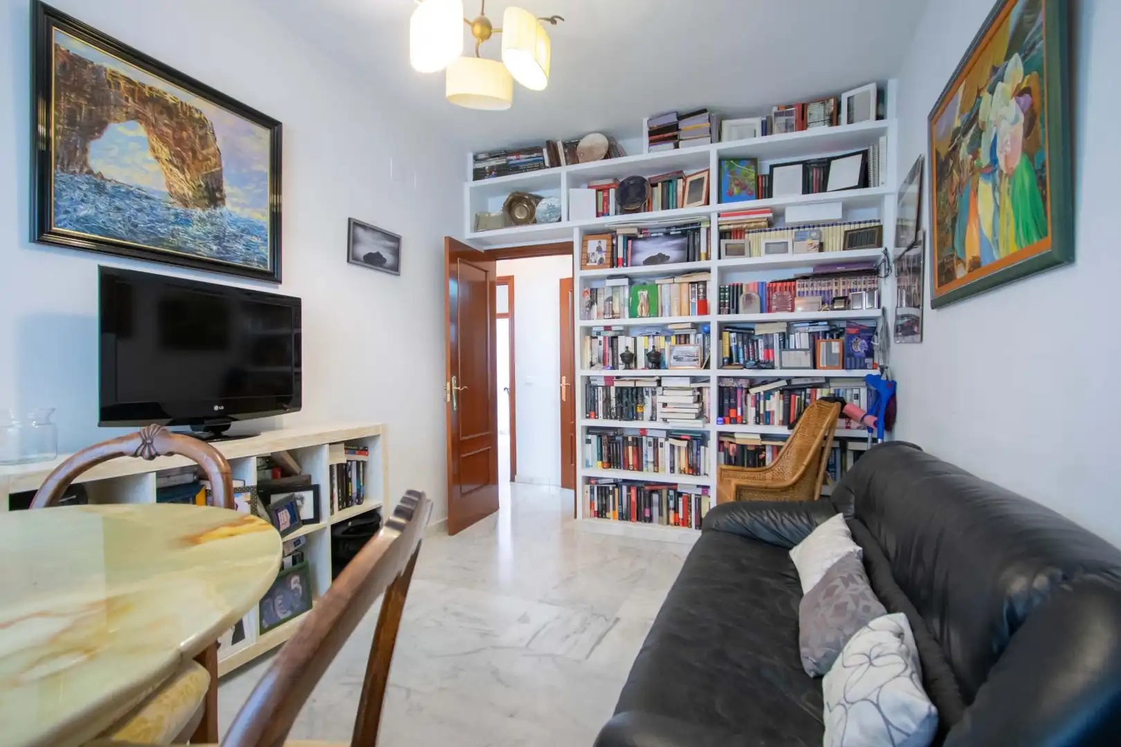 Sala d'estar de Casa adosada en venda en Espartinas amb Aire condicionat, Jardí privat i Traster