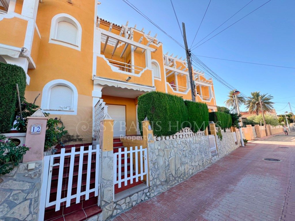 Vista exterior de Casa adosada en venda en Els Poblets amb Piscina i Piscina comunitària