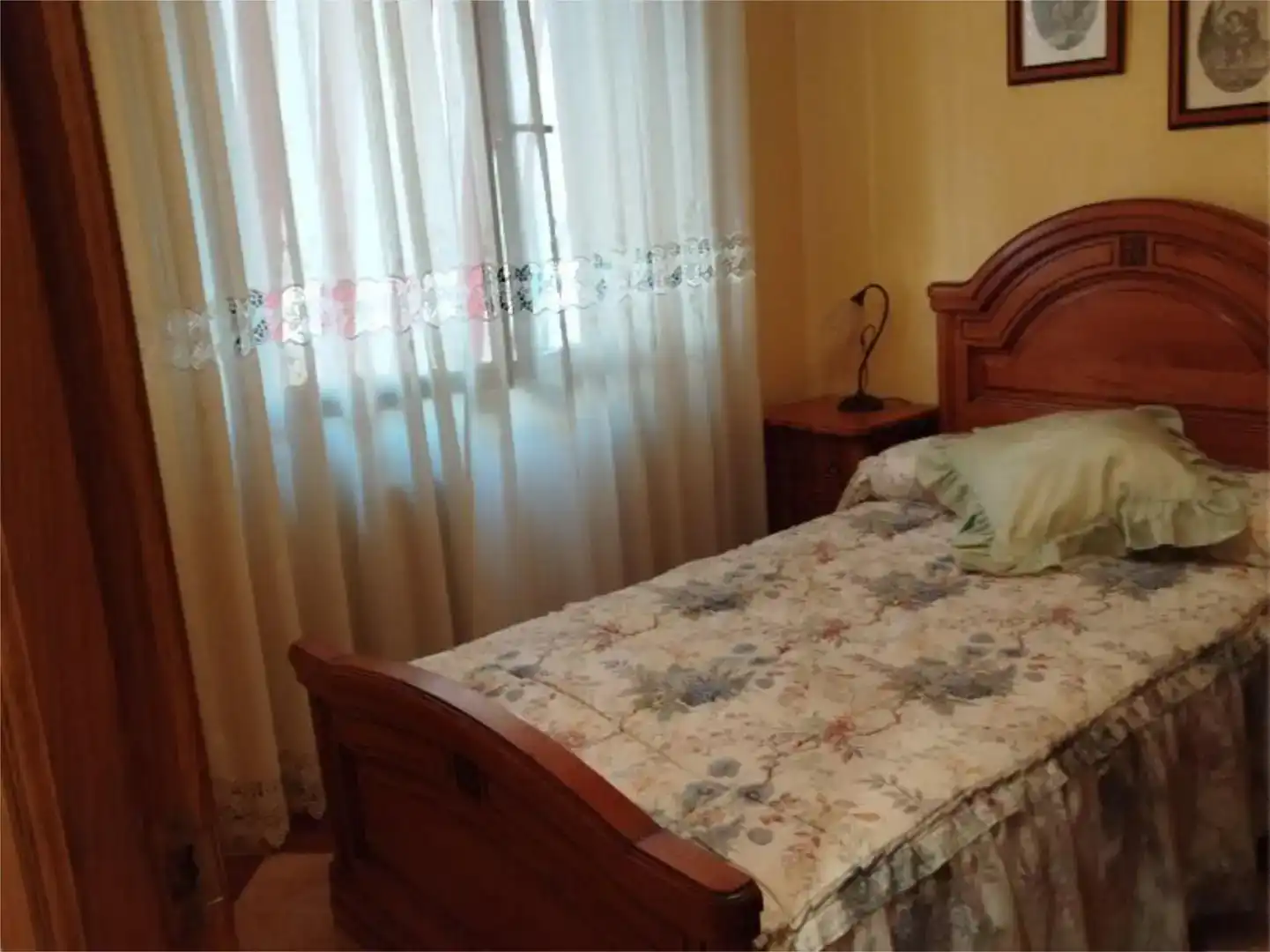 Dormitori de Casa adosada en venda en Coria amb Aire condicionat i Balcó
