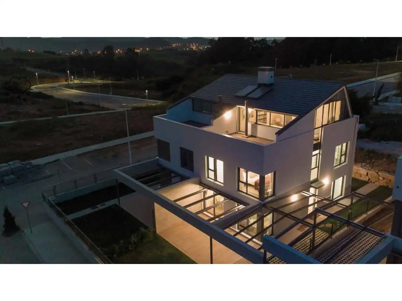 Vista exterior de Casa adosada en venta en Santa Cruz de Bezana con Calefacción, Jardín privado y Terraza