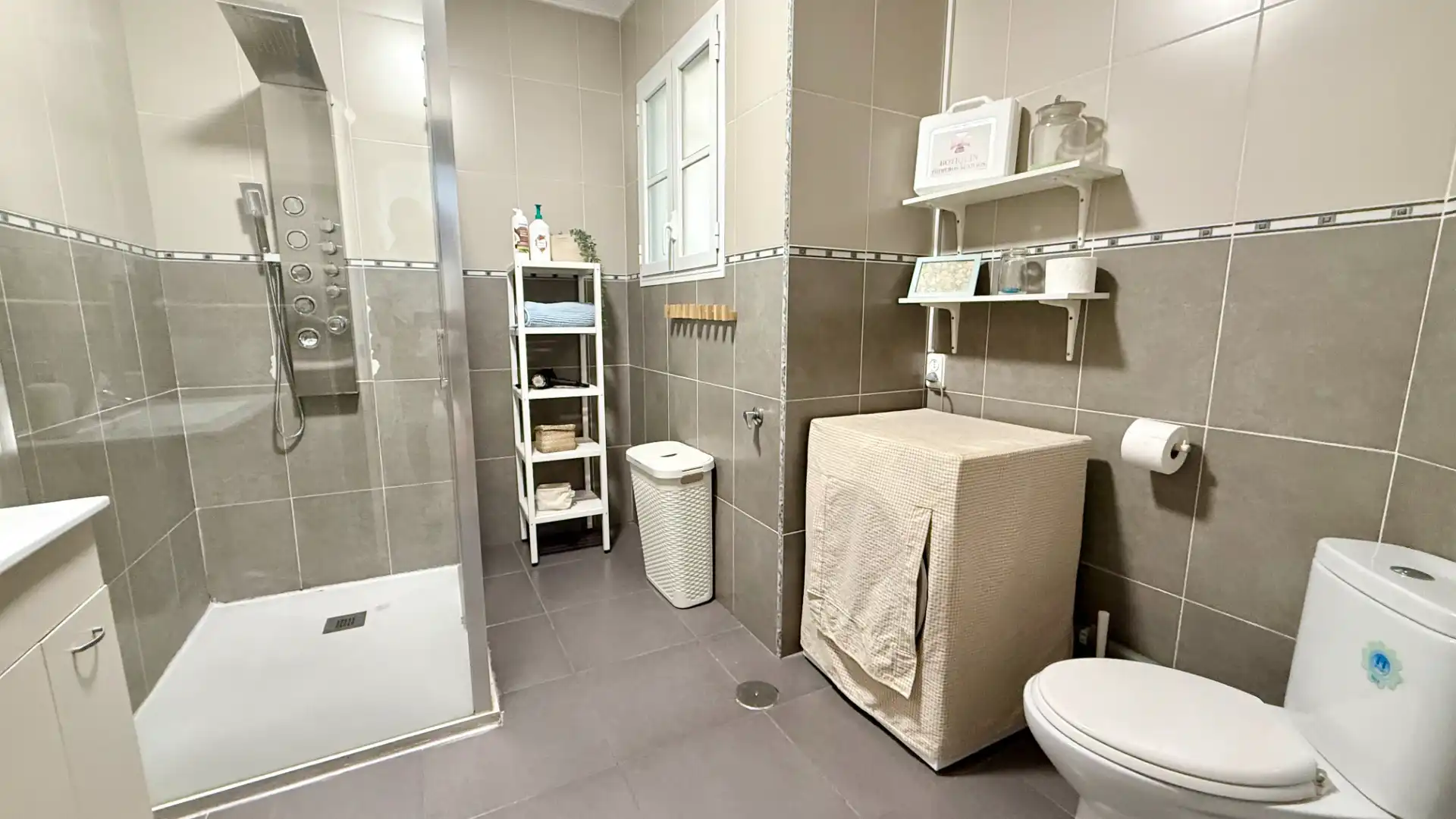 Baño de Piso de alquiler en Cádiz con Amueblado, Horno y Lavadora