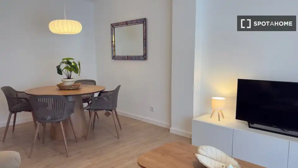 Comedor de Apartamento para compartir en Valencia con Aire acondicionado, Terraza y Amueblado