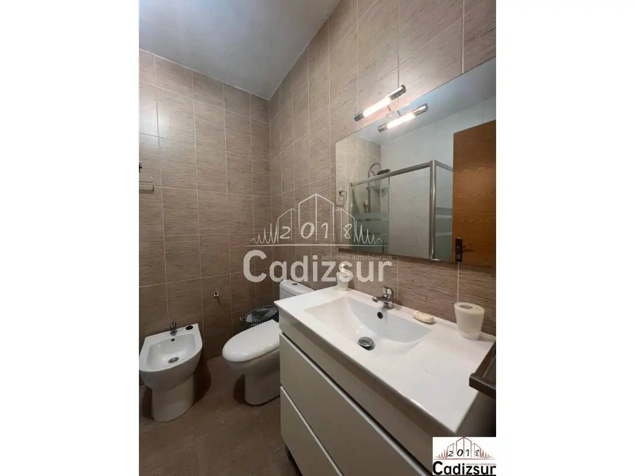 Baño de Piso de alquiler en Cádiz con Terraza y Amueblado