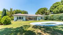 Vista exterior de Casa o xalet en venda en Villanueva de la Cañada amb Piscina