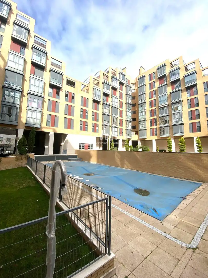 Piscina de Estudi en venda en Madrid amb Aire condicionat, Jardí privat i Traster