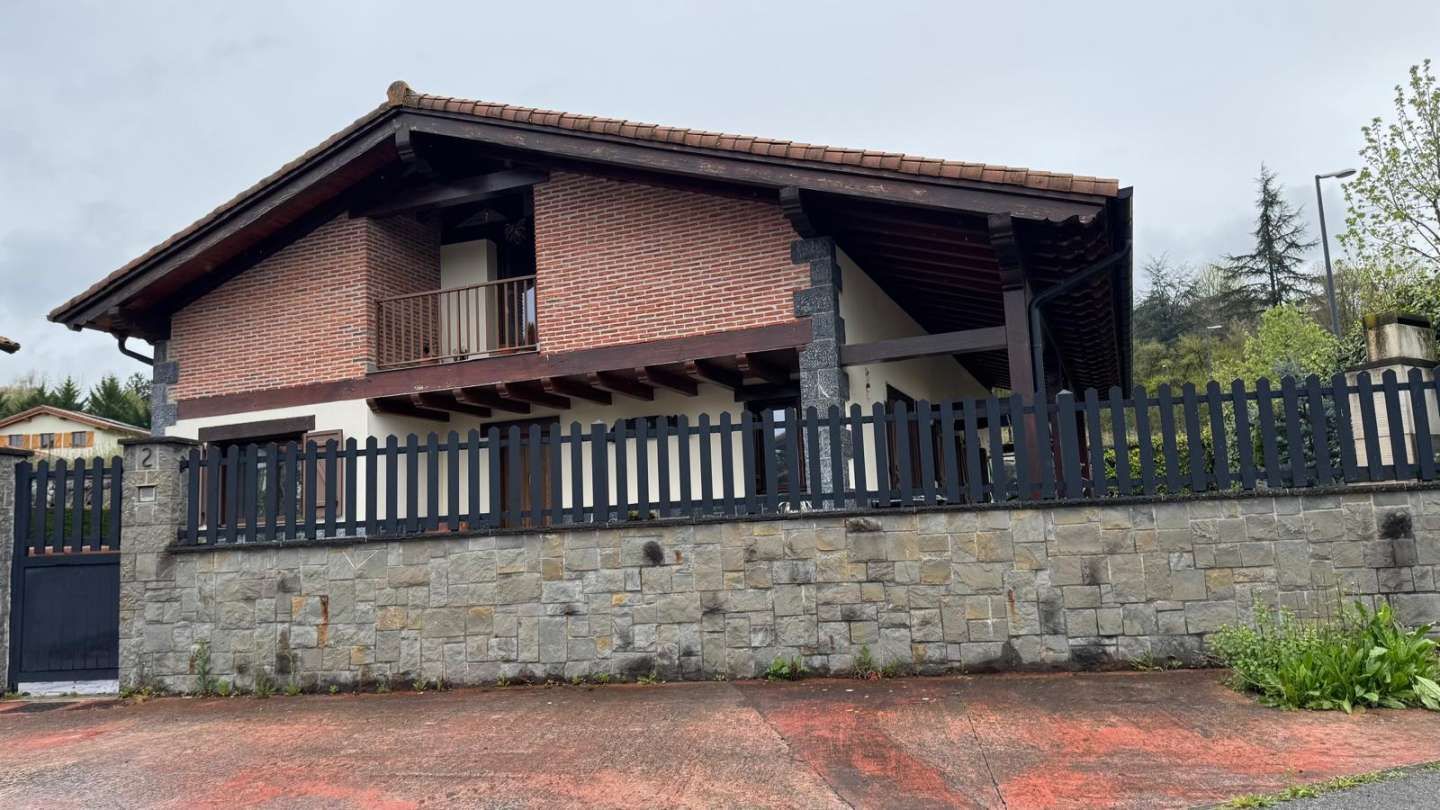 Vista exterior de Casa o xalet en venda en Lekunberri amb Calefacció, Jardí privat i Traster