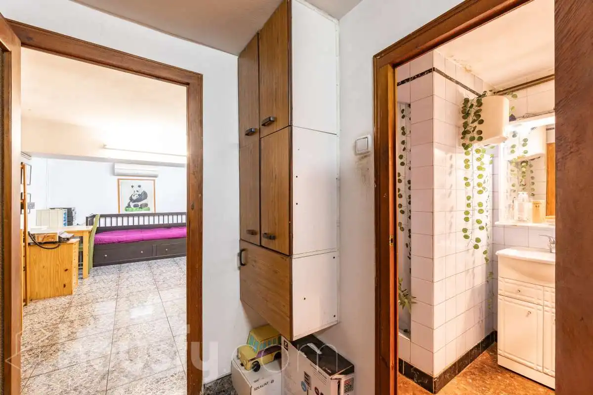 Commercial properties for sale in Barcelona  with Air Conditioner and Furnished