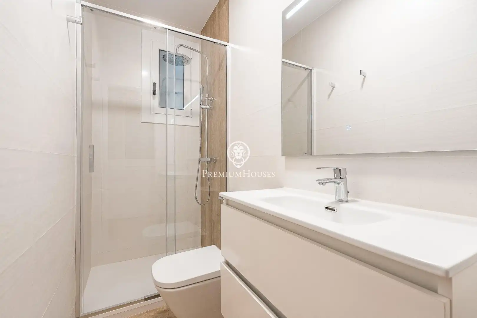 Badezimmer von Wohnungen zum Verkauf in Barcelona mit Klimaanlage, Heizung und Parkett