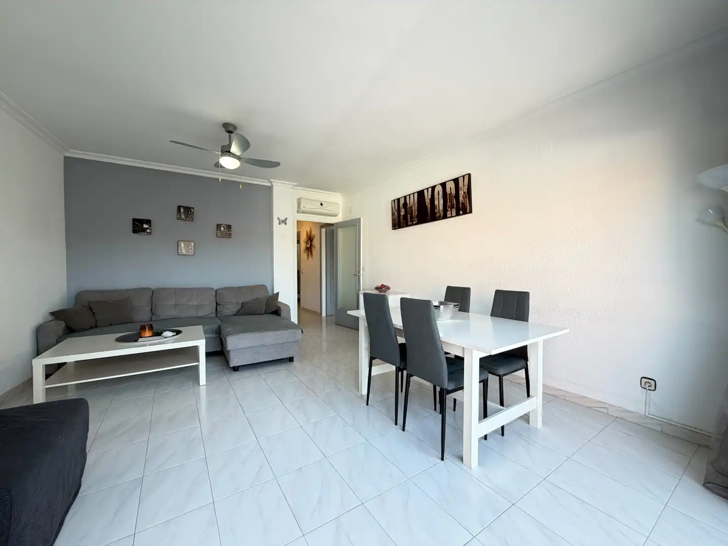 Sala de estar de Apartamento en venta en Roses con Aire acondicionado, Terraza y Amueblado