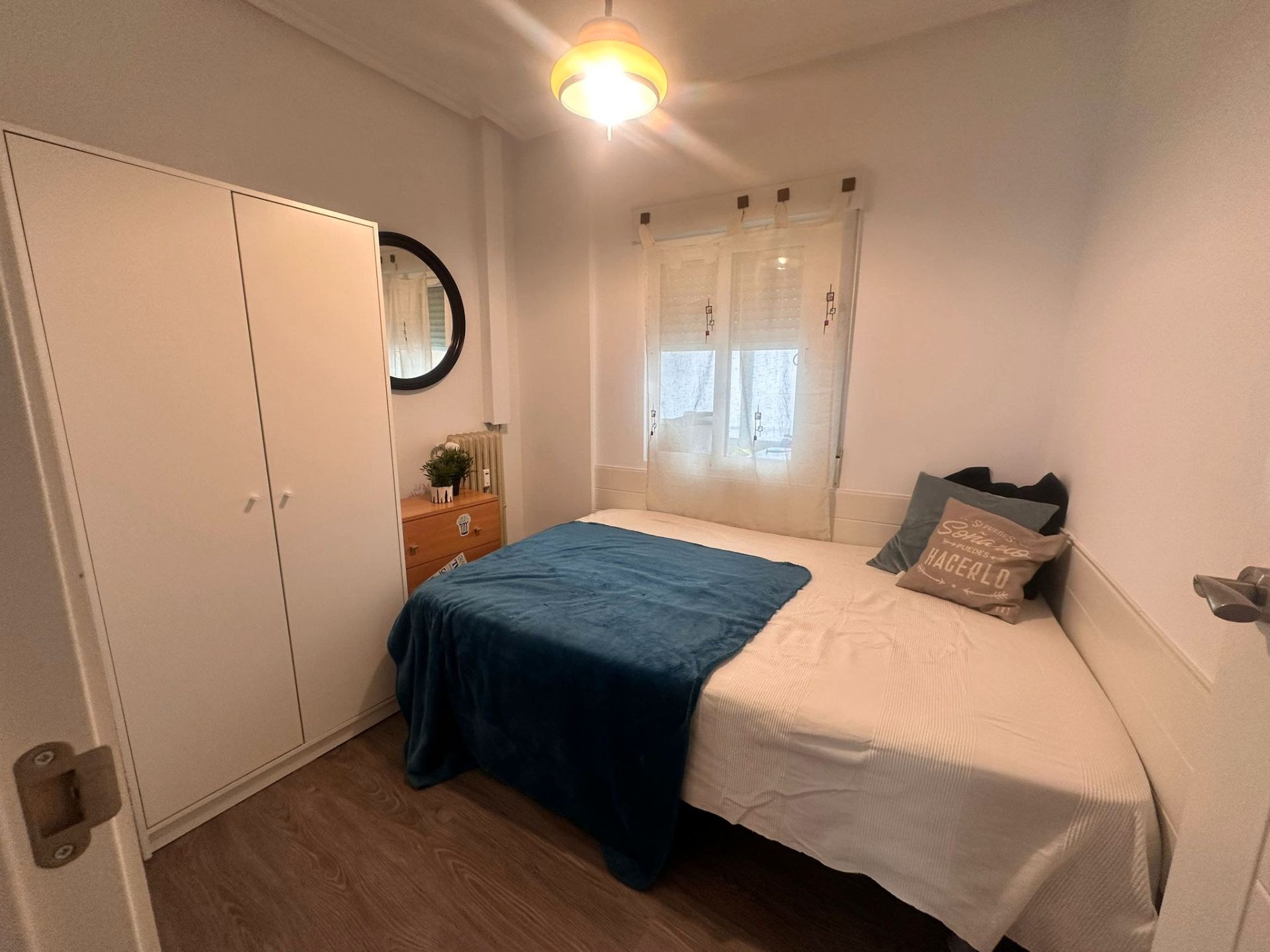 Bedroom of Flat for share in  Madrid Capital  with Air Conditioner, Heating and Furnished