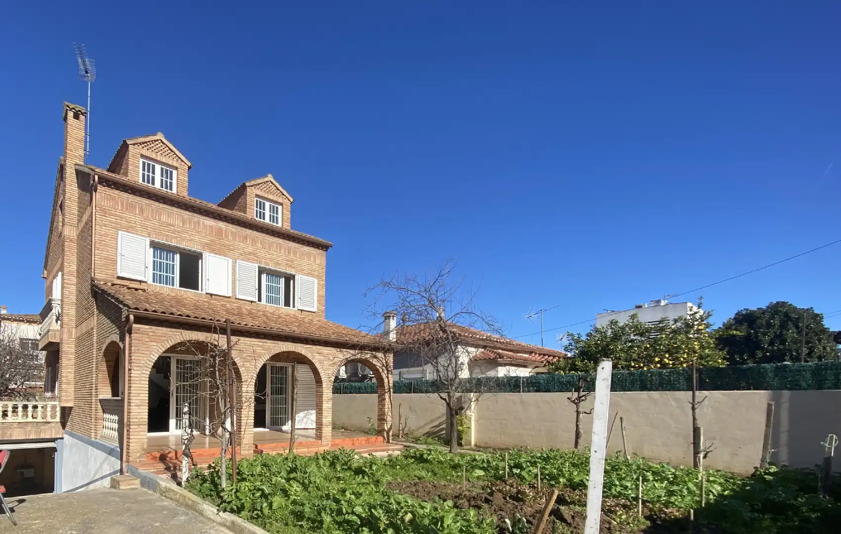 Vista exterior de Casa o xalet en venda en Montcada i Reixac amb Calefacció, Jardí privat i Parquet