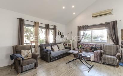 Sala d'estar de Casa o xalet en venda en Esparreguera amb Terrassa i Piscina