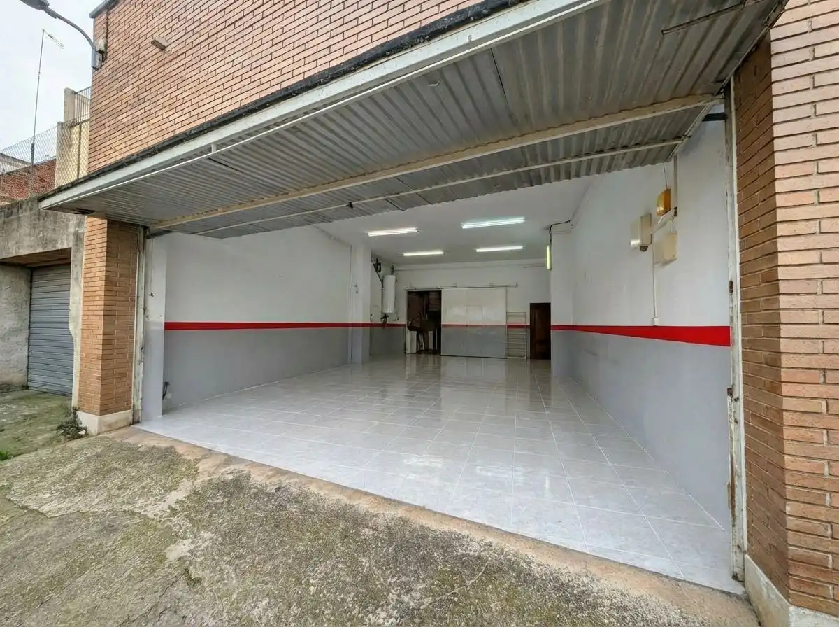 Parking de Casa adosada en venta en Manresa con Calefacción, Terraza y Trastero
