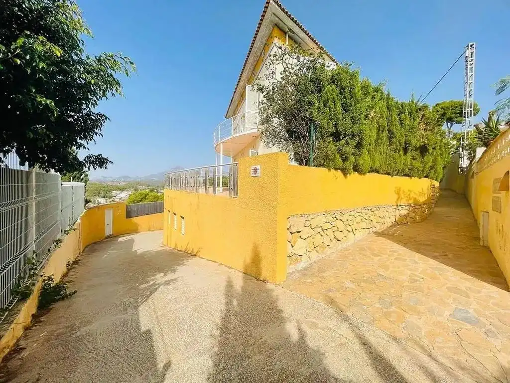 Vista exterior de Casa o xalet en venda en Altea amb Jardí privat i Terrassa