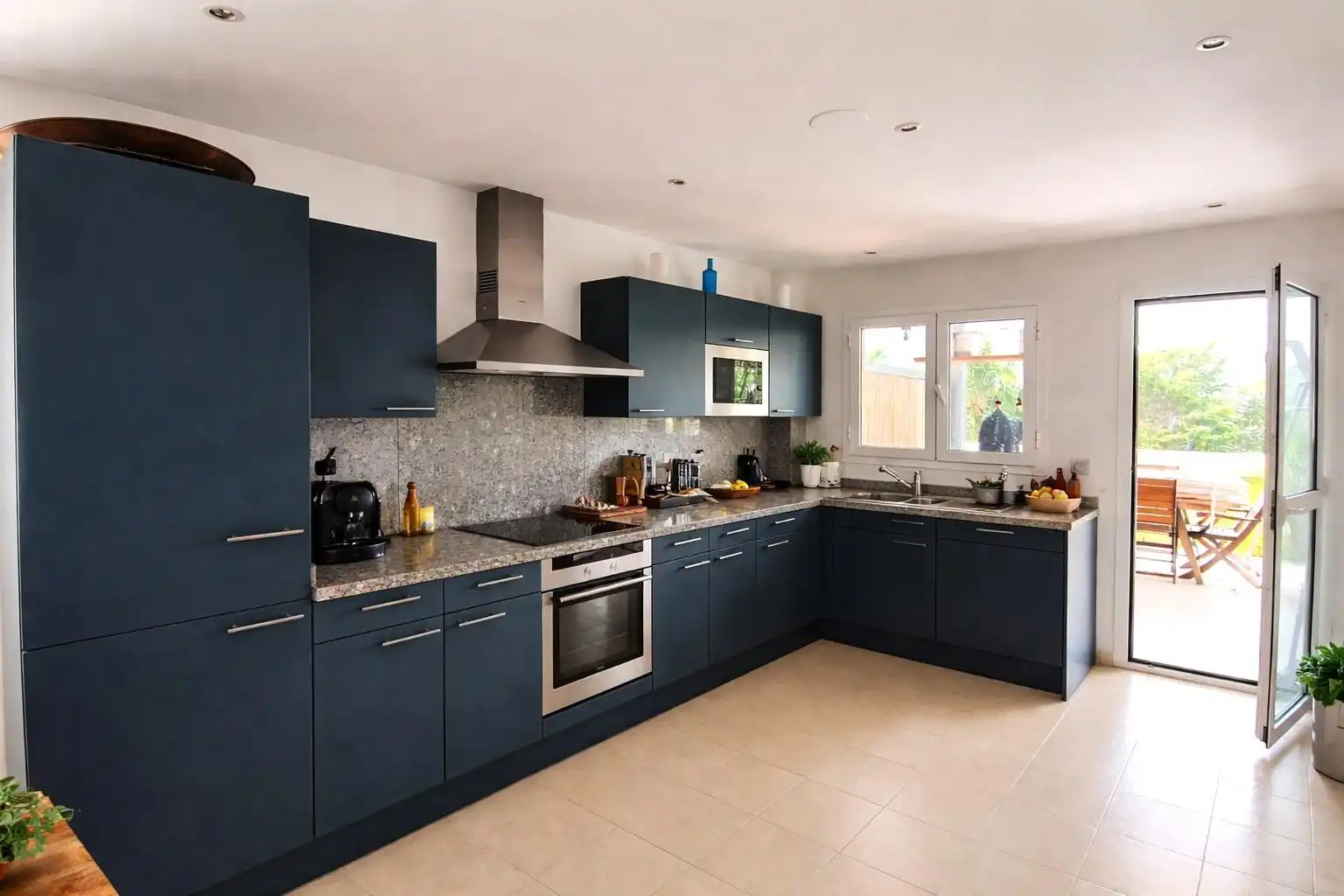 Küche von Wohnung zum Verkauf in Sotogrande mit Klimaanlage, Privatgarten und Terrasse