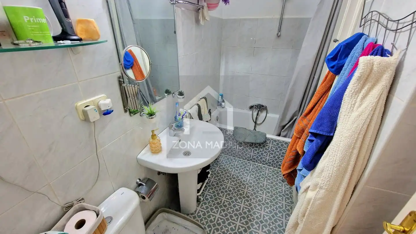 Bathroom of Flat for sale in Madrid  with Furnished
