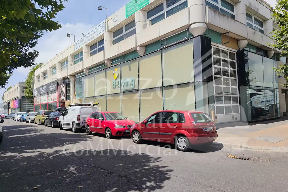Vista exterior de Local en venta en Alcalá de Henares