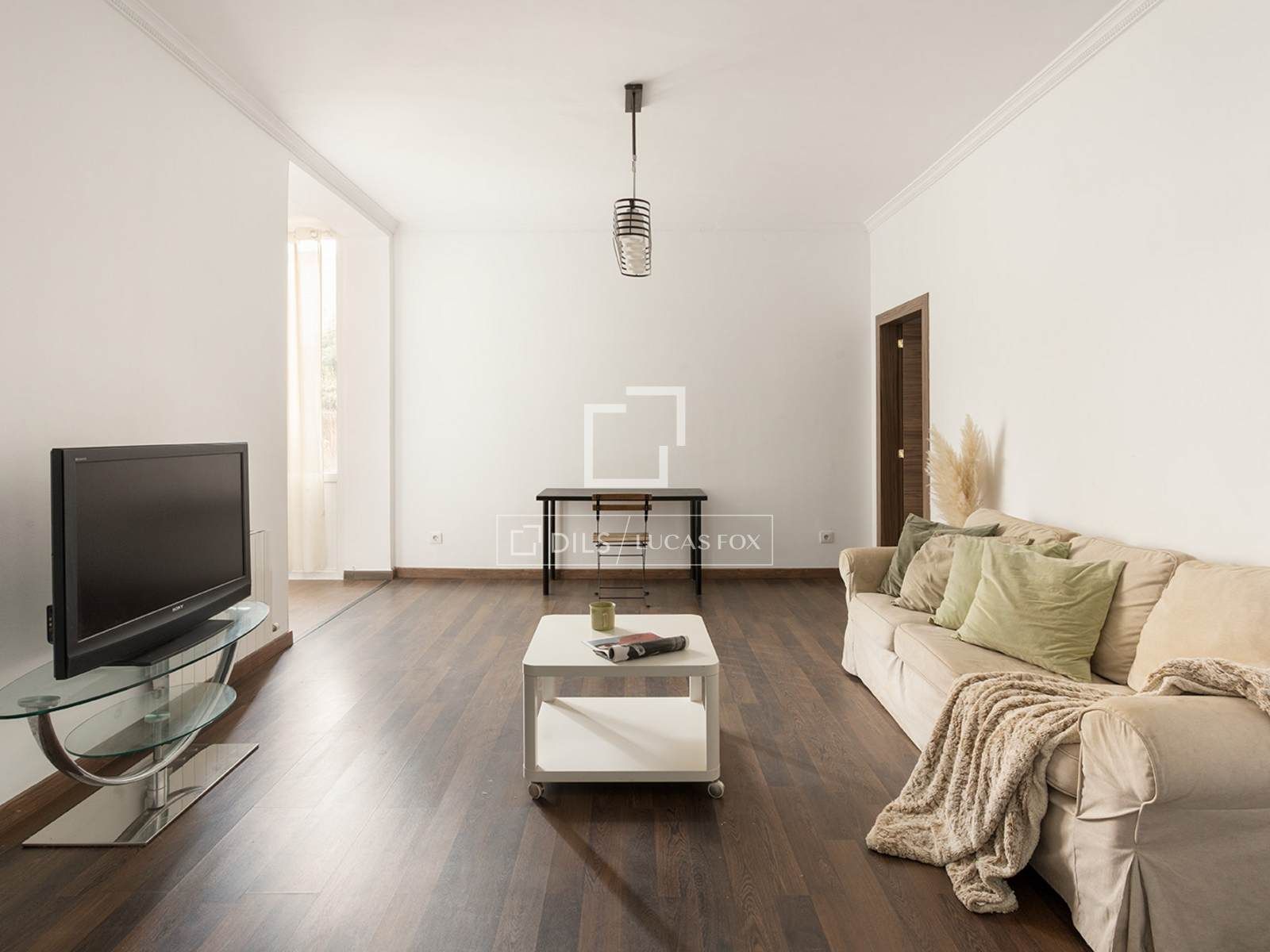 Living room of Flat for sale in  Barcelona Capital  with Heating, Parquet flooring and Furnished
