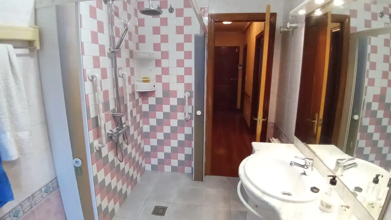 Baño de Piso en venta en Santurtzi  con Calefacción, Trastero y Amueblado