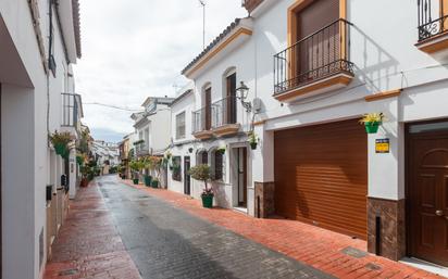 Exterior view of Single-family semi-detached for sale in Estepona  with Air Conditioner, Terrace and Balcony