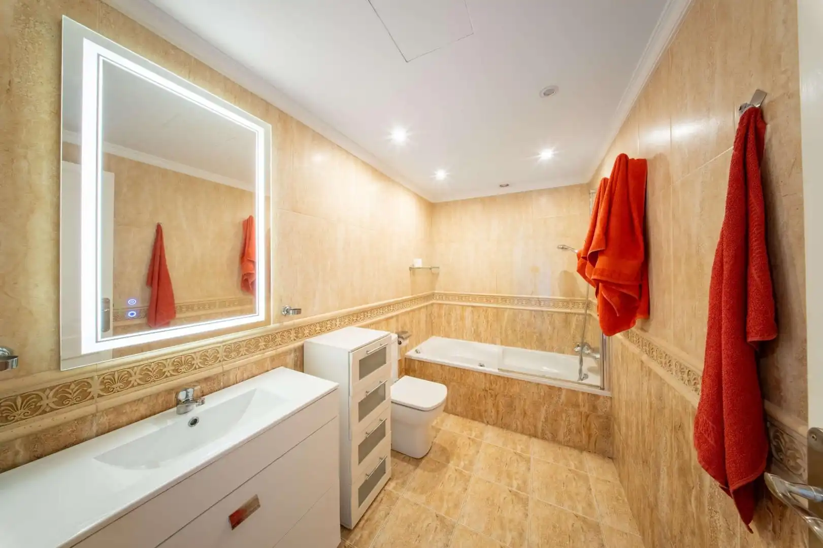 Badezimmer von Erdgeschoss zum Verkauf in Calvià mit Klimaanlage, Heizung und Privatgarten