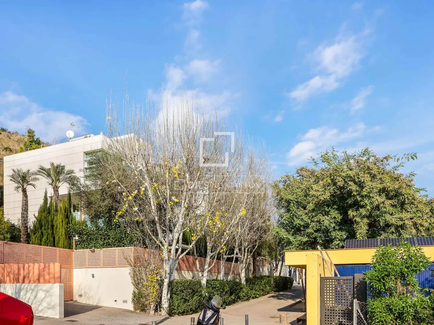 Vista exterior de Casa o xalet en venda en Barcelona amb Aire condicionat, Calefacció i Jardí privat