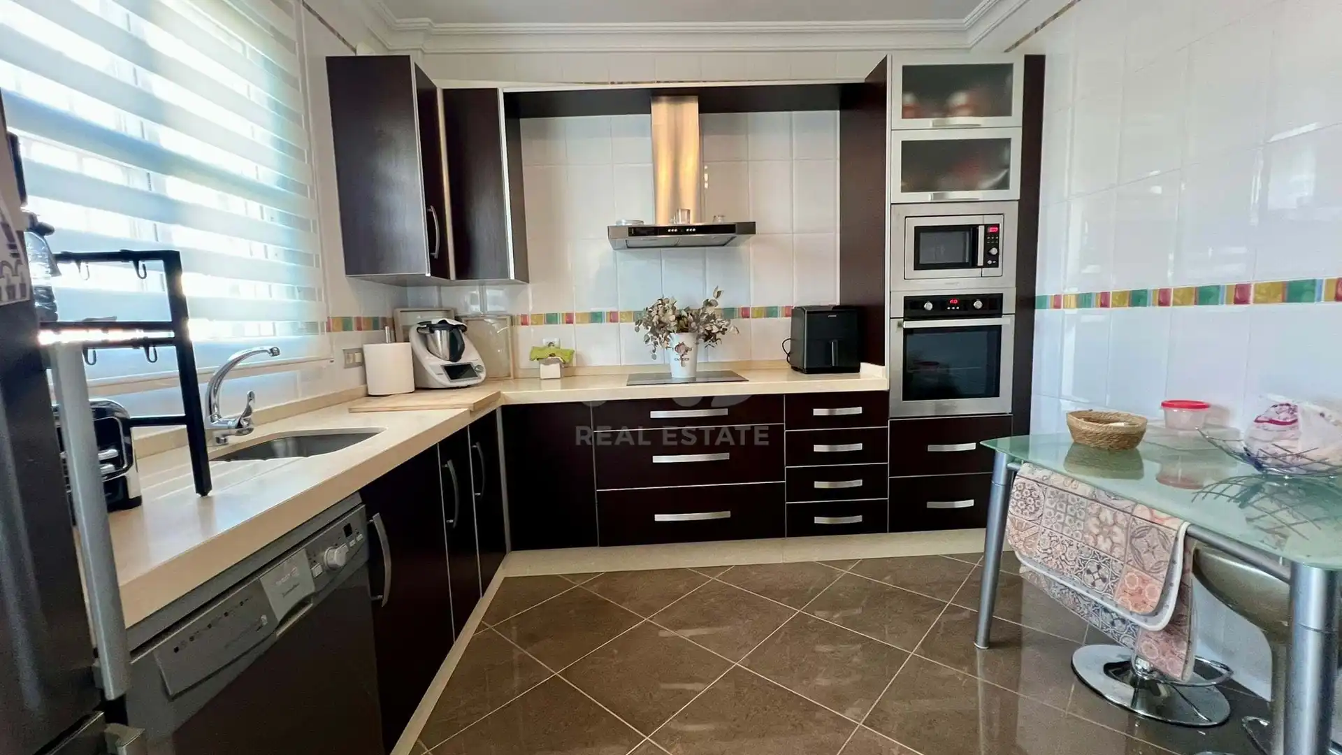 Küche von Dachboden zum Verkauf in Lepe mit Klimaanlage und Heizung