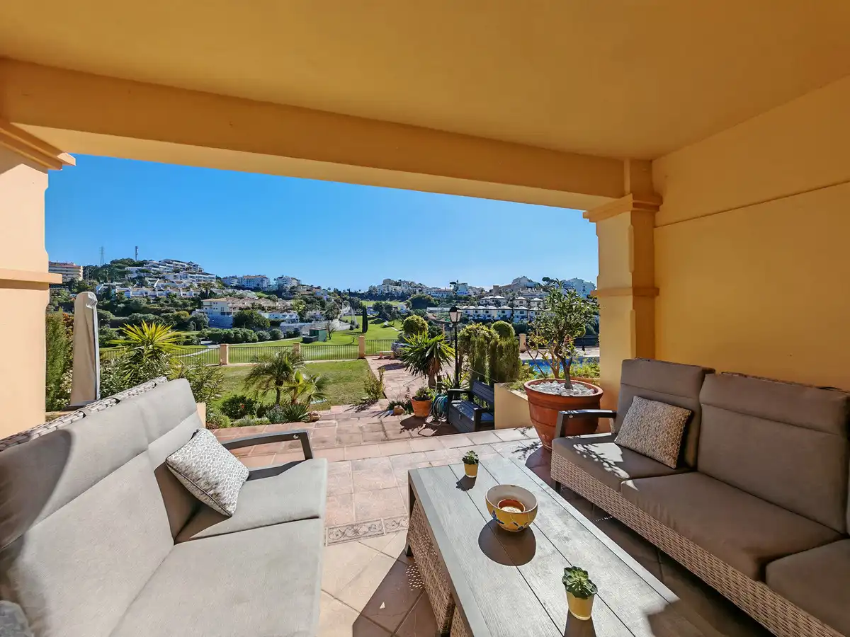 Terrasse von Einfamilien-Reihenhaus zum Verkauf in Mijas mit Klimaanlage, Heizung und Privatgarten