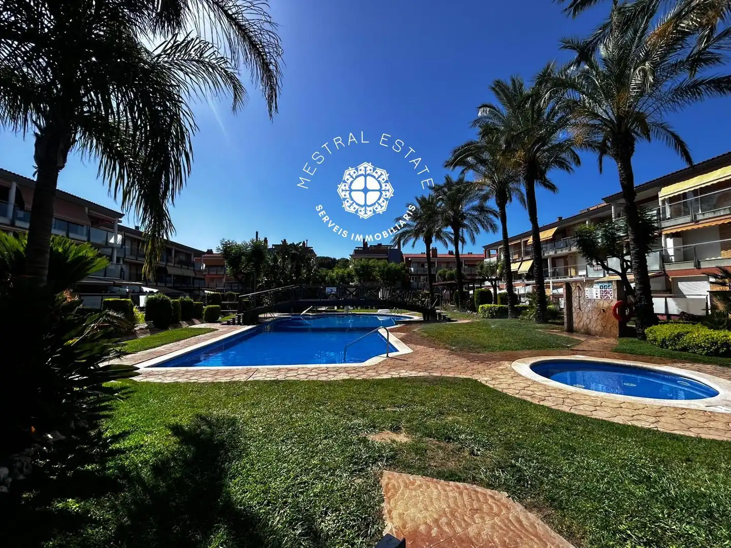 Vista exterior de Pis en venda en Cambrils amb Aire condicionat, Terrassa i Piscina