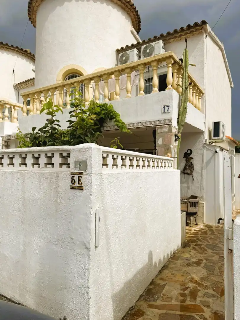 Außenansicht von Einfamilien-Reihenhaus zum Verkauf in Dénia mit Klimaanlage, Privatgarten und Terrasse