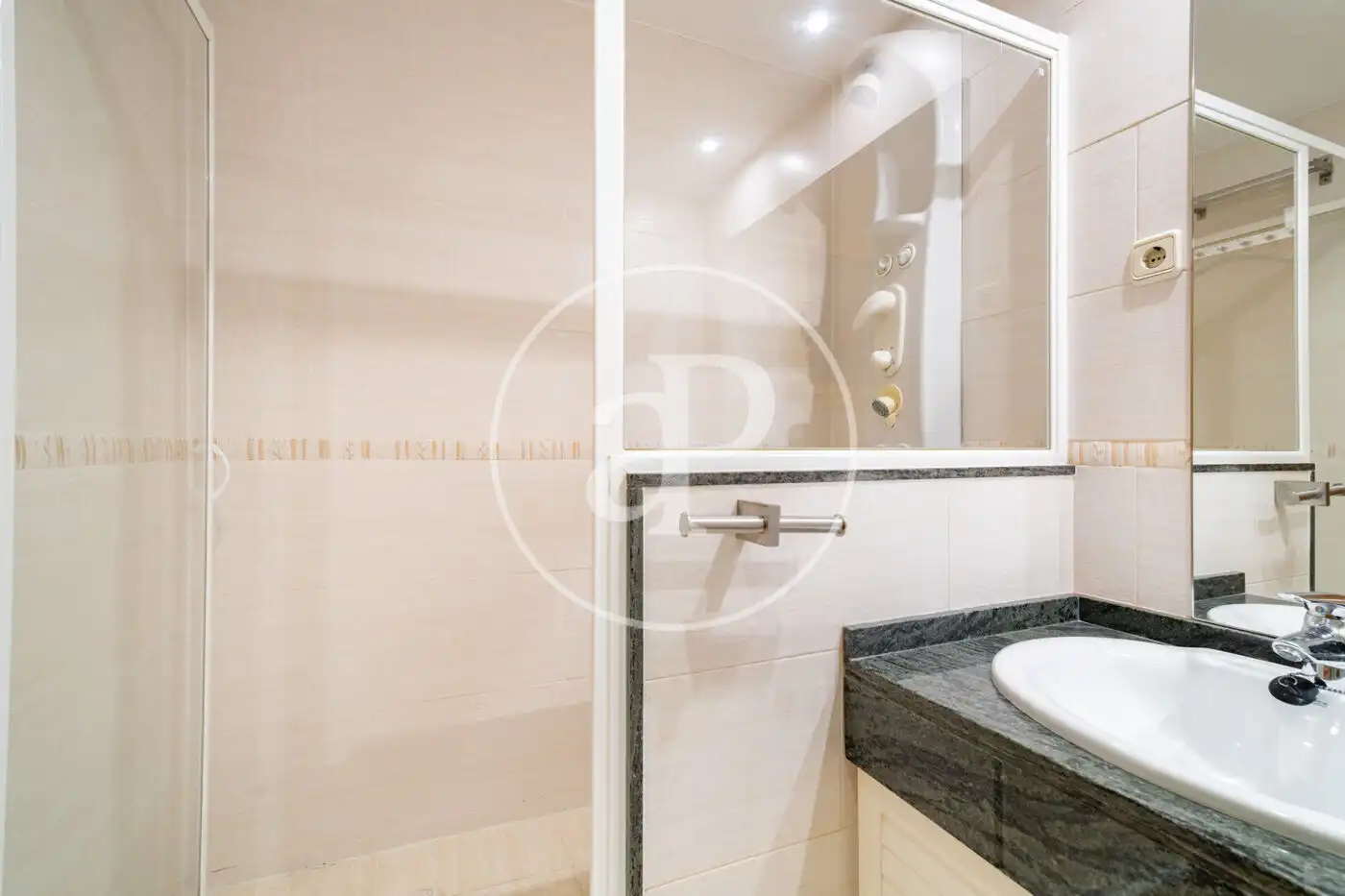 Bathroom of Flat for sale in Barcelona  with Heating and Balcony