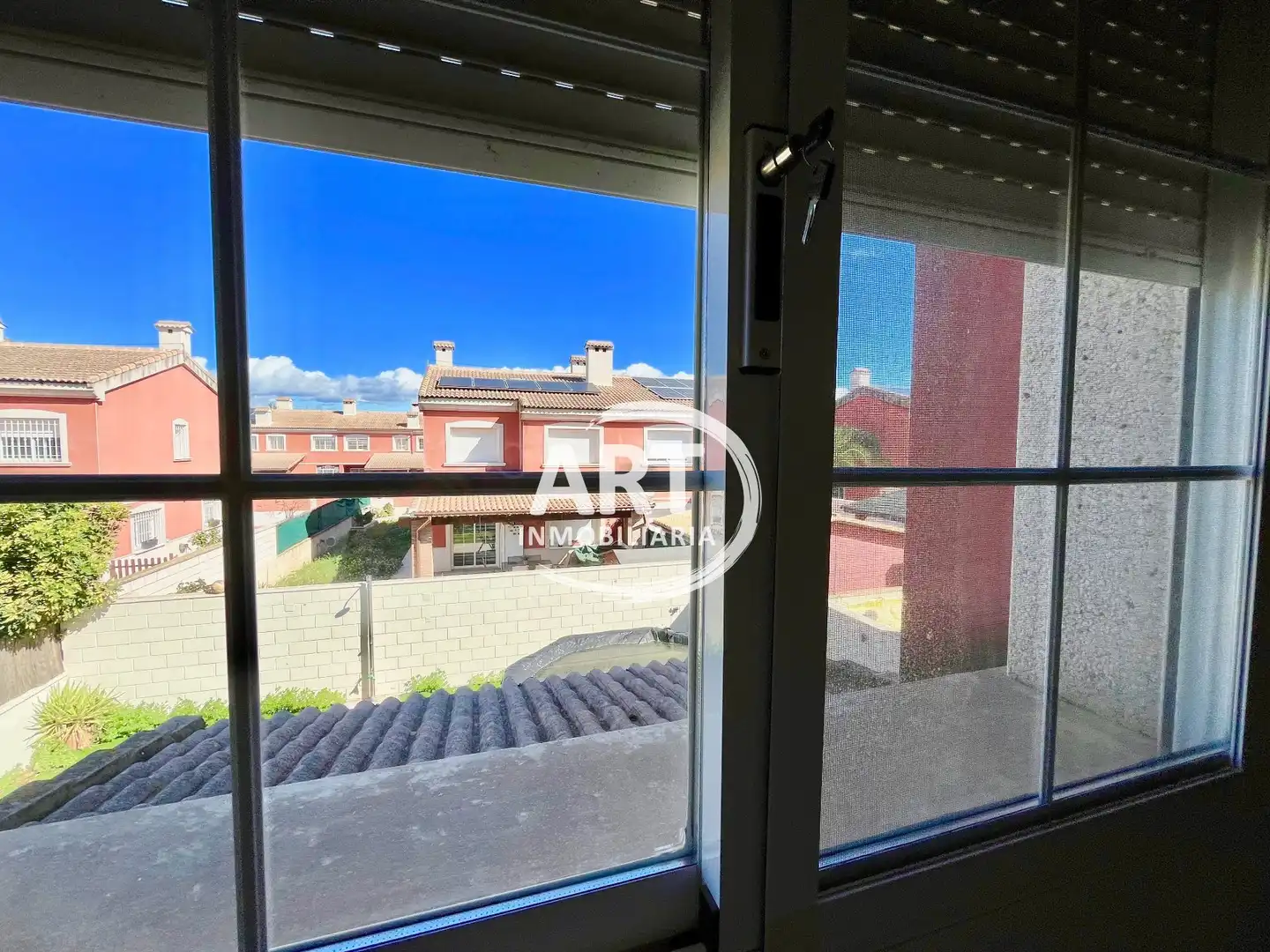 Vista exterior de Casa o xalet en venda en La Pobla de Vallbona amb Aire condicionat, Calefacció i Terrassa