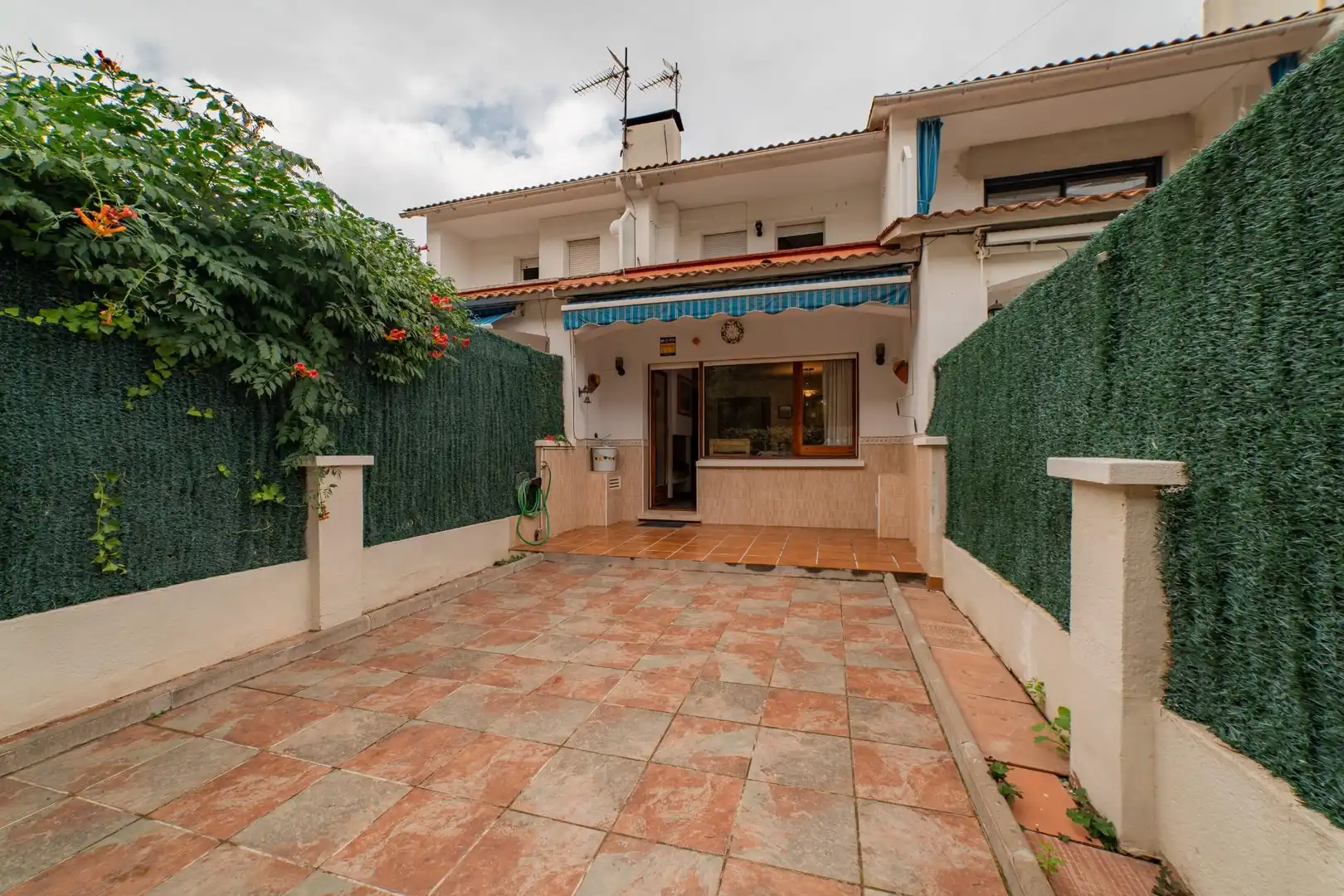 Vista exterior de Casa o xalet en venda en Santa Susanna amb Jardí privat, Terrassa i Moblat