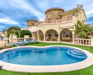 Vista exterior de Casa o xalet en venda en Empuriabrava amb Aire condicionat, Terrassa i Piscina