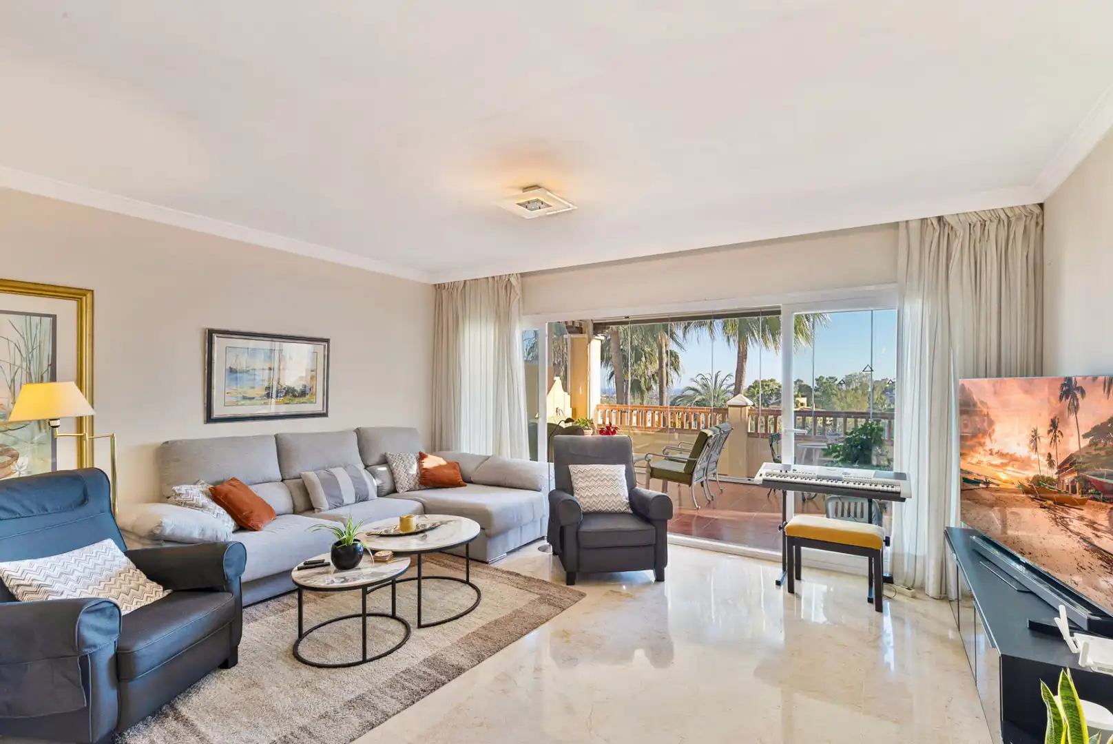 Wohnzimmer von Dachboden zum Verkauf in Estepona mit Klimaanlage, Heizung und Terrasse
