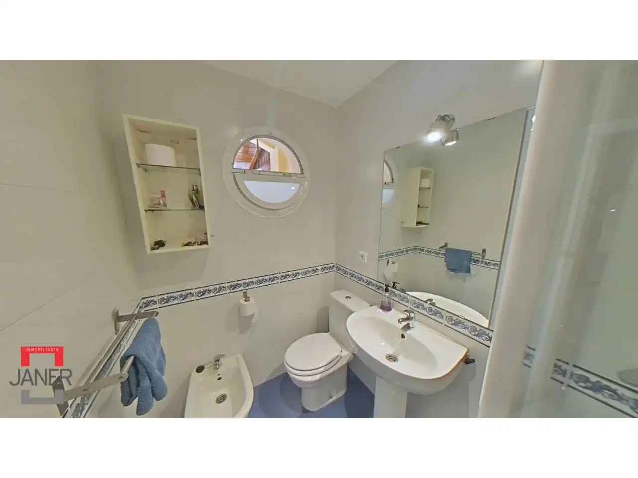 Bathroom of Houses for sale in Tomares  with Air Conditioner, Heating and Private garden