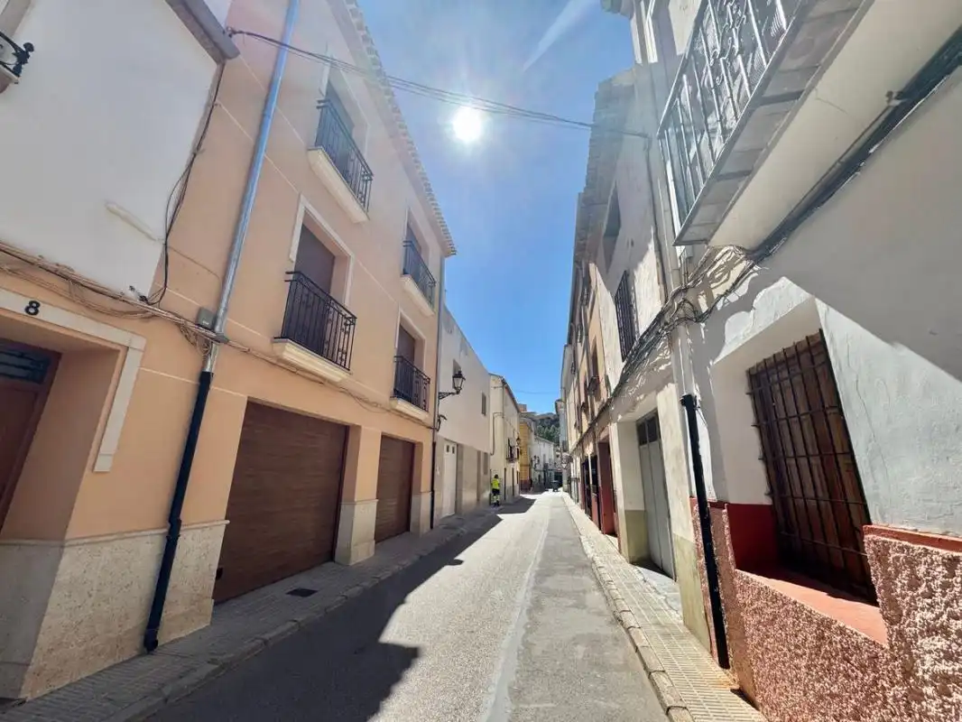 Vista exterior de Casa adosada en venta en Ayora con Calefacción, Terraza y Trastero