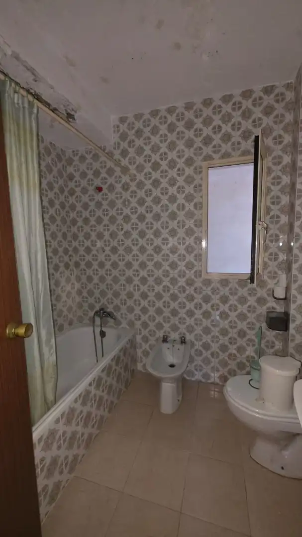 Baño de Piso en venta en Marbella con Terraza, Piscina y Horno