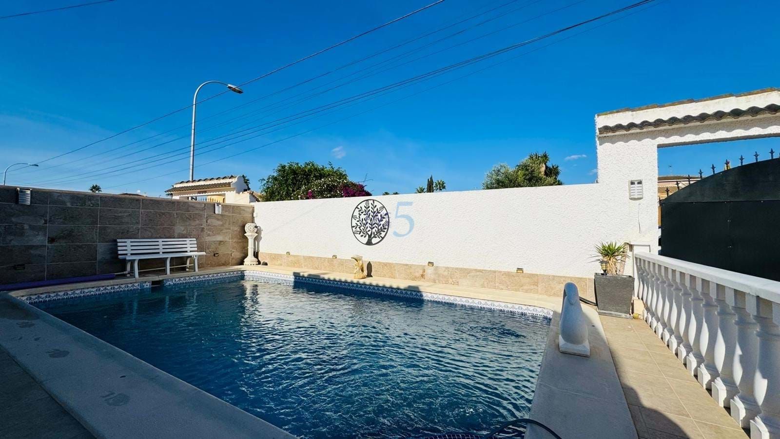 Swimming pool of House or chalet for sale in Torrevieja  with Air Conditioner, Heating and Terrace