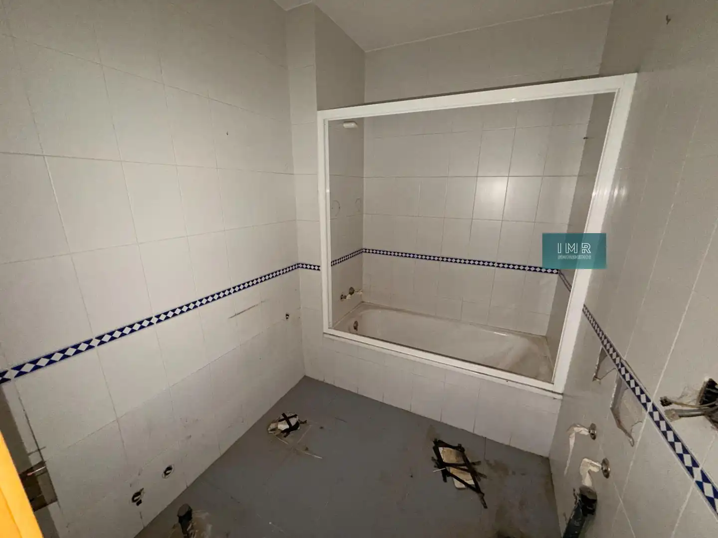 Badezimmer von Einfamilien-Reihenhaus zum Verkauf in Bormujos mit Privatgarten