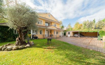 Jardí de Casa o xalet en venda en Villanueva de la Cañada amb Aire condicionat, Terrassa i Piscina