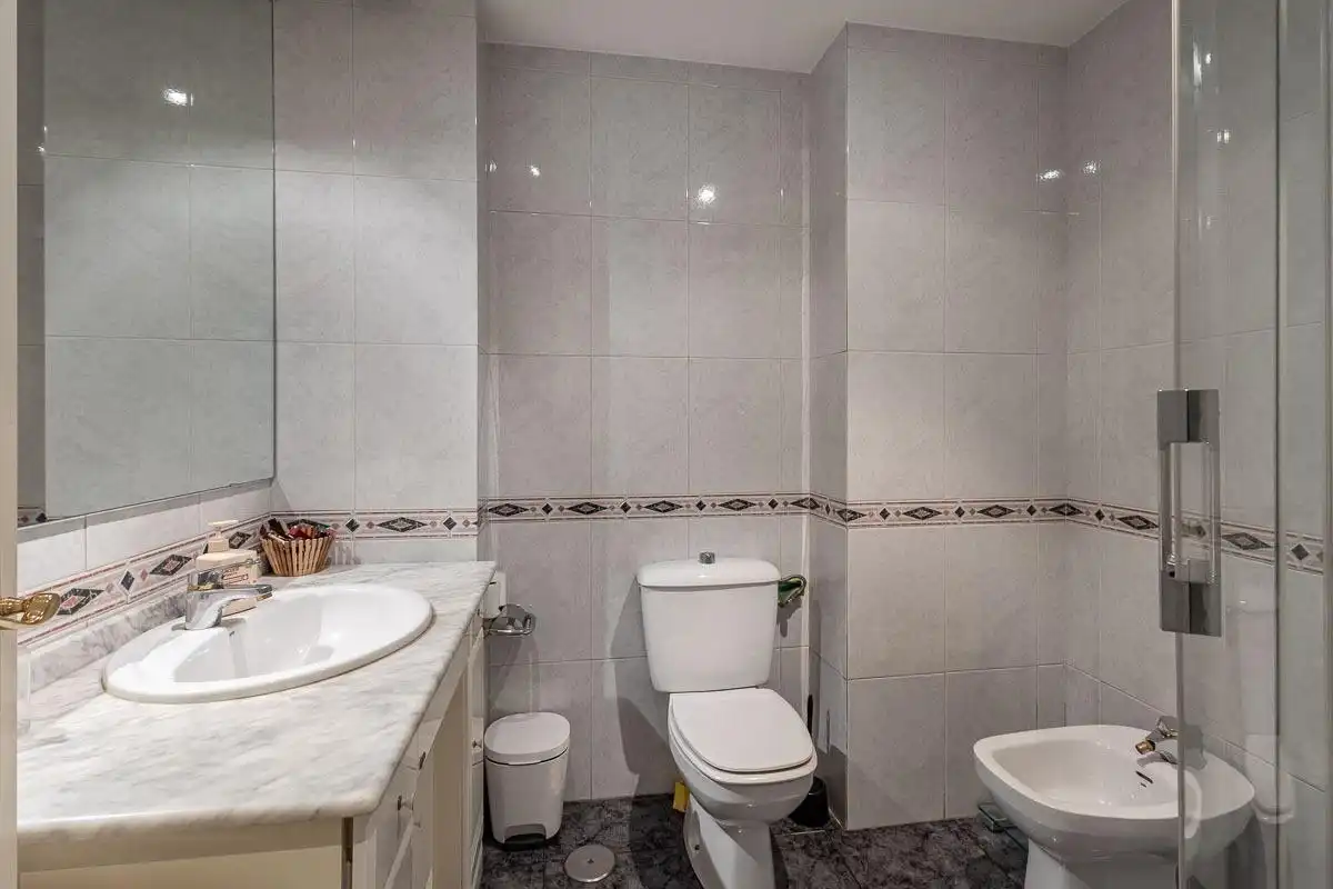 Bany de Pis en venda en Granada amb Calefacció i Terrassa