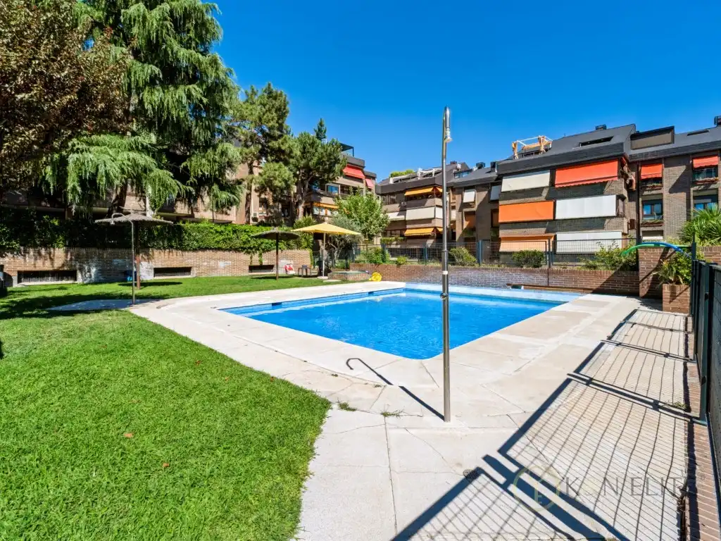 Piscina de Pis de lloguer en Las Rozas de Madrid amb Piscina