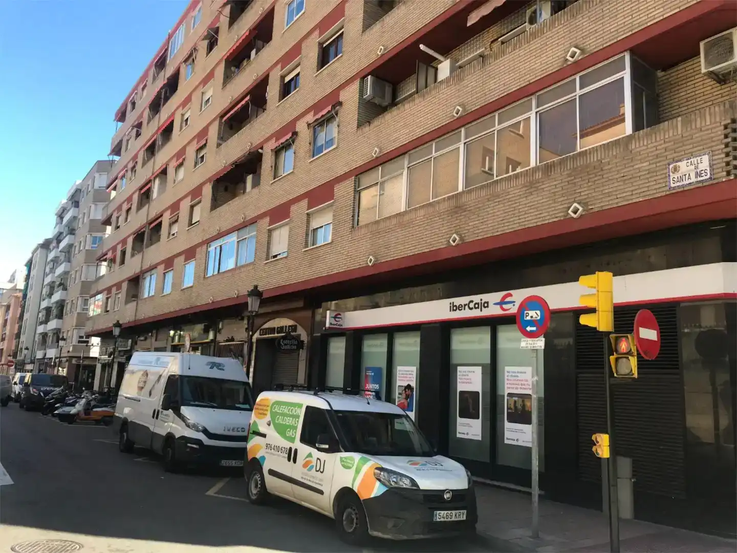 Außenansicht von Wohnung zum Verkauf in  Zaragoza Capital mit Klimaanlage und Balkon