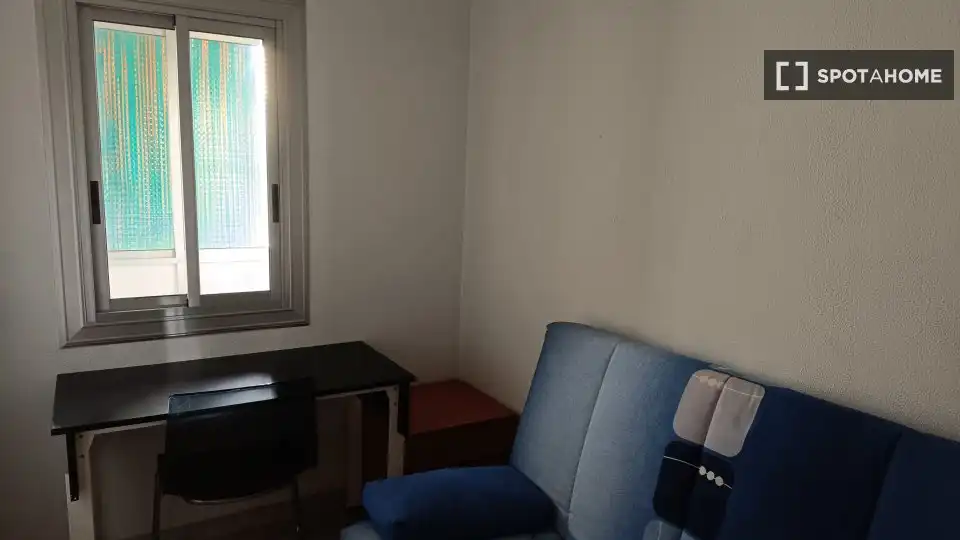 Dormitori de Pis per a compartir en L'Hospitalet de Llobregat amb Aire condicionat, Calefacció i Terrassa