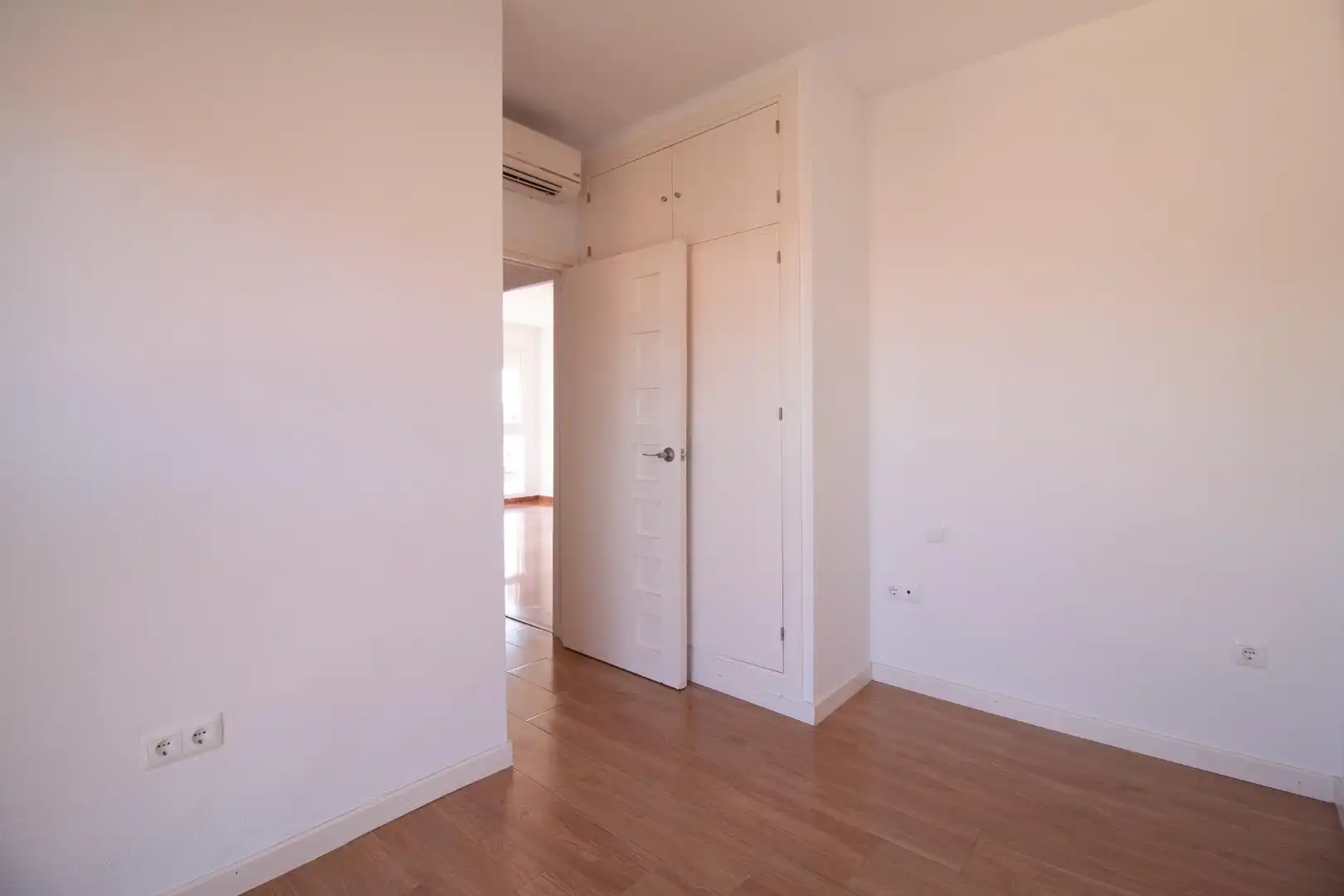 Bedroom of Flat for rent in Sevilla  with Air Conditioner and Heating
