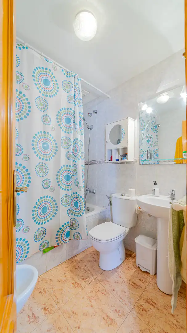 Badezimmer von Wohnung zum Verkauf in Torrevieja mit Klimaanlage, Heizung und Terrasse