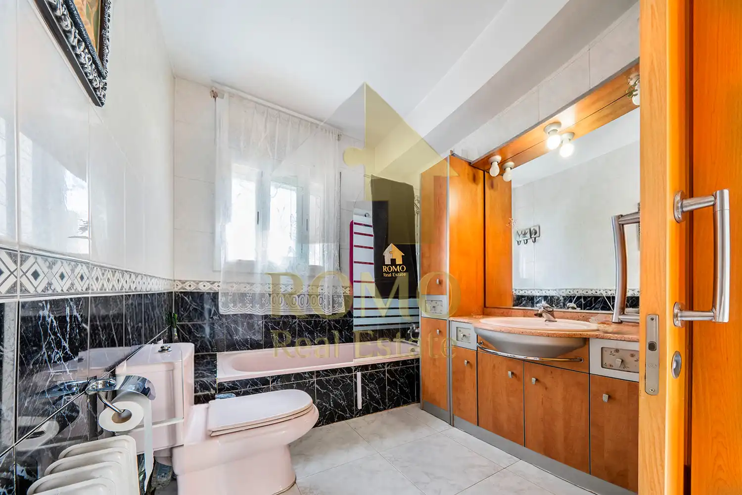 Baño de Casa adosada en venta en Santa Perpètua de Mogoda con Aire acondicionado, Calefacción y Jardín privado